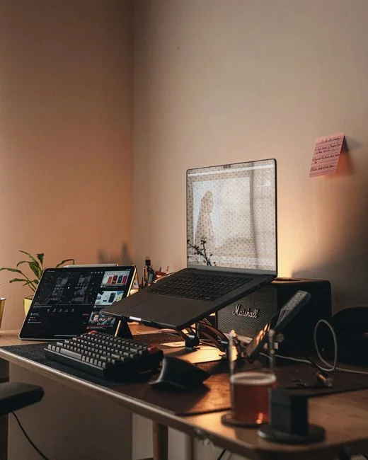 Un espace de travail contemporain mettant en scène un ordinateur portable, une tablette et des smartphones, idéal pour un usage tech et freelance.
